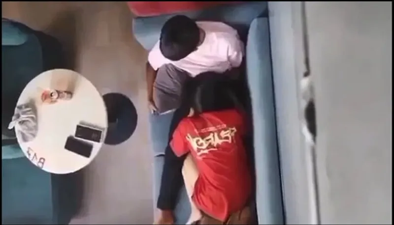 Quay lén em người yêu mút liếm cho tình nhân nơi công cộng