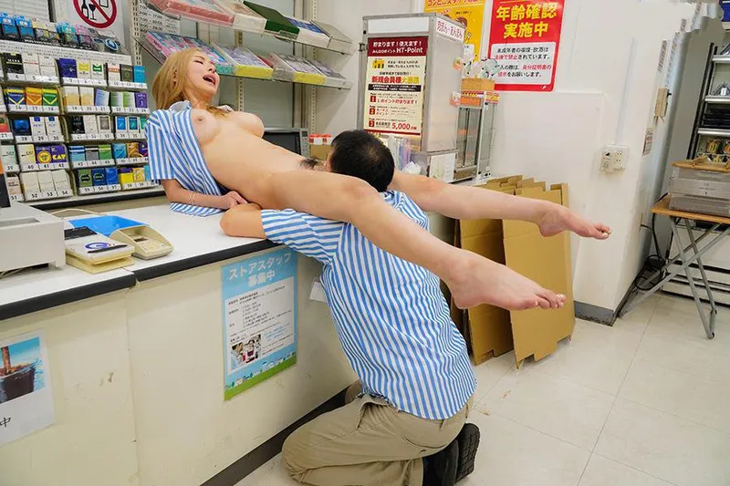 Anh quản lý tống tình nhóc con ngổ ngáo của chủ cửa hàng tiện lợi